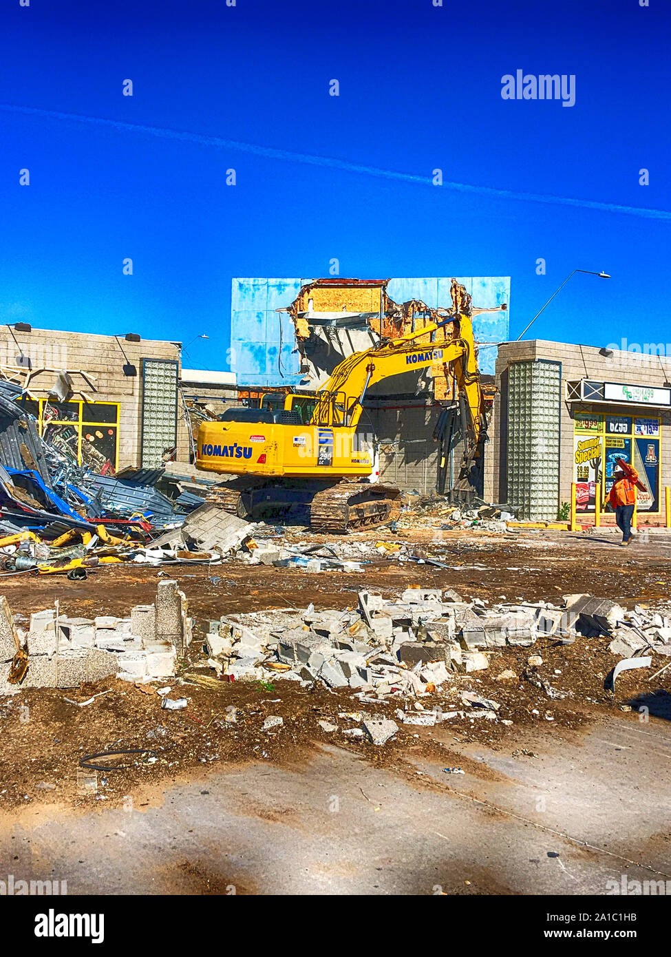 Démolition d'un édifice du magasin par un véhicule de chantier dans le centre-ville de Tucson Arizona Banque D'Images