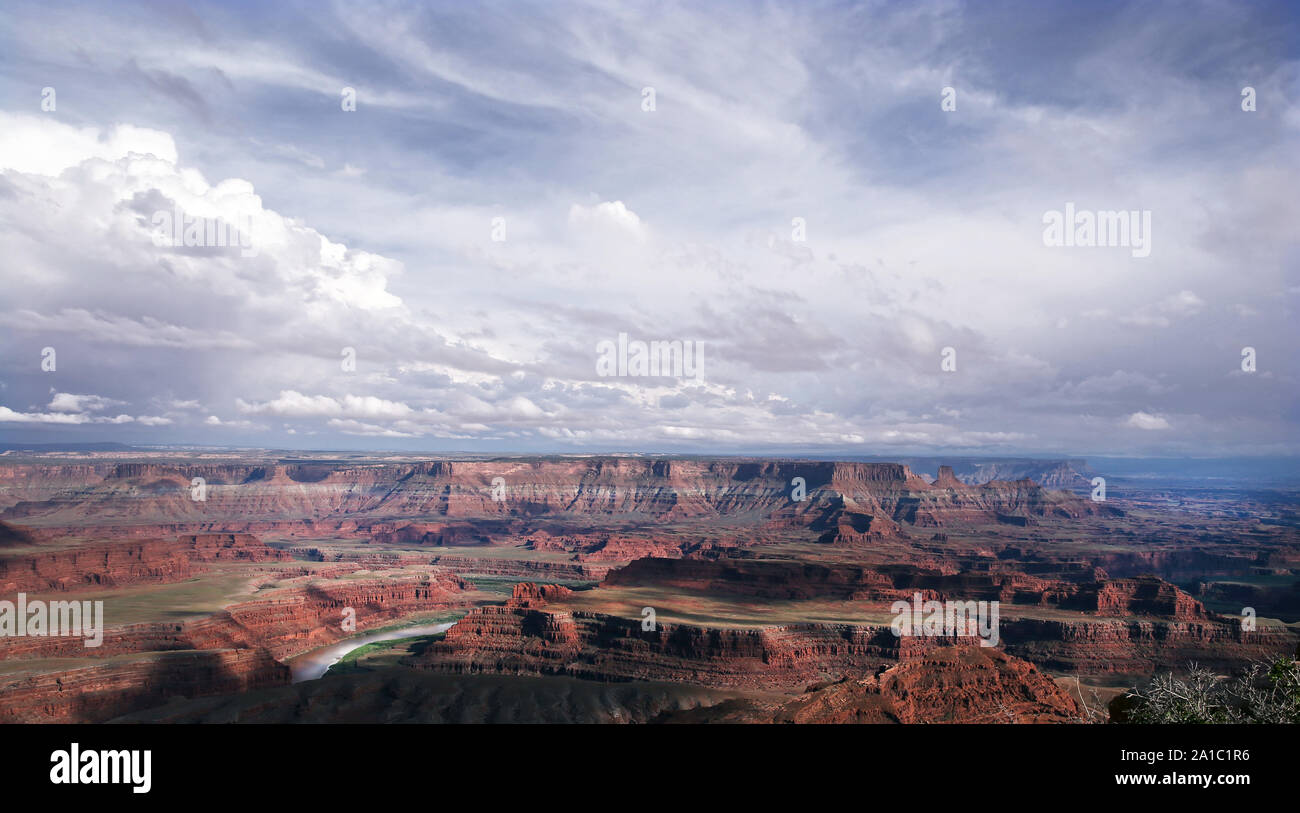 Soir de nuages de pluie vers le rouleau de Dead Horse Point Canyonlands avec le fleuve Colorado ci-dessous. Banque D'Images