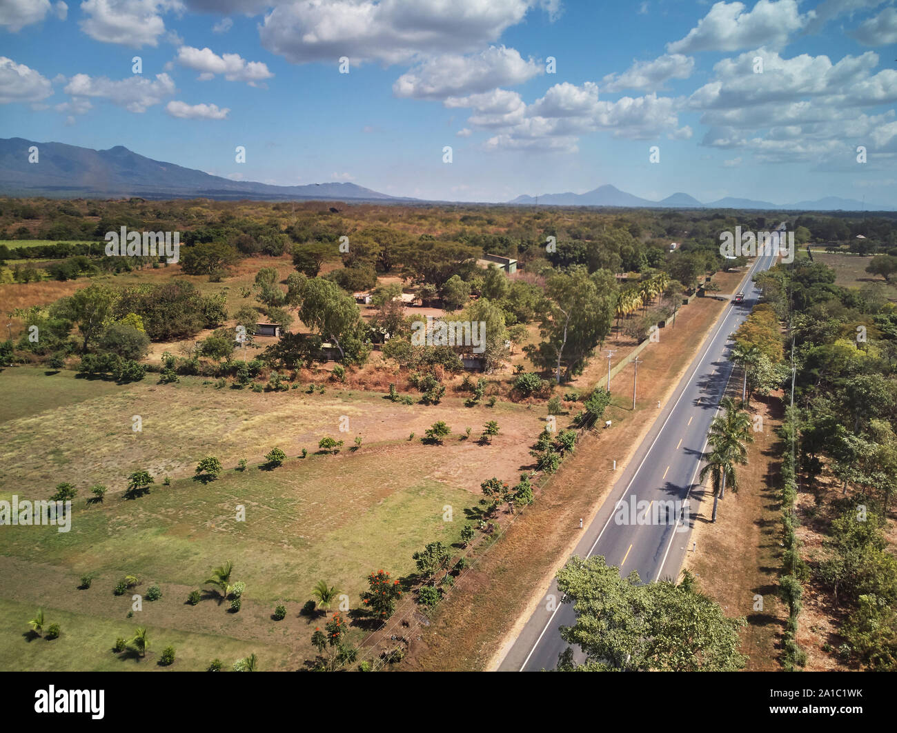 Sur la route de l'antenne du fond naturel de drone vue ci-dessus Banque D'Images
