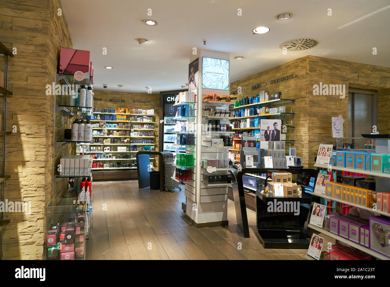 COLOGNE, ALLEMAGNE - circa 2018 SEPTEMBRE : interior shot d'un magasin de cosmétiques Douglas à Cologne. Banque D'Images