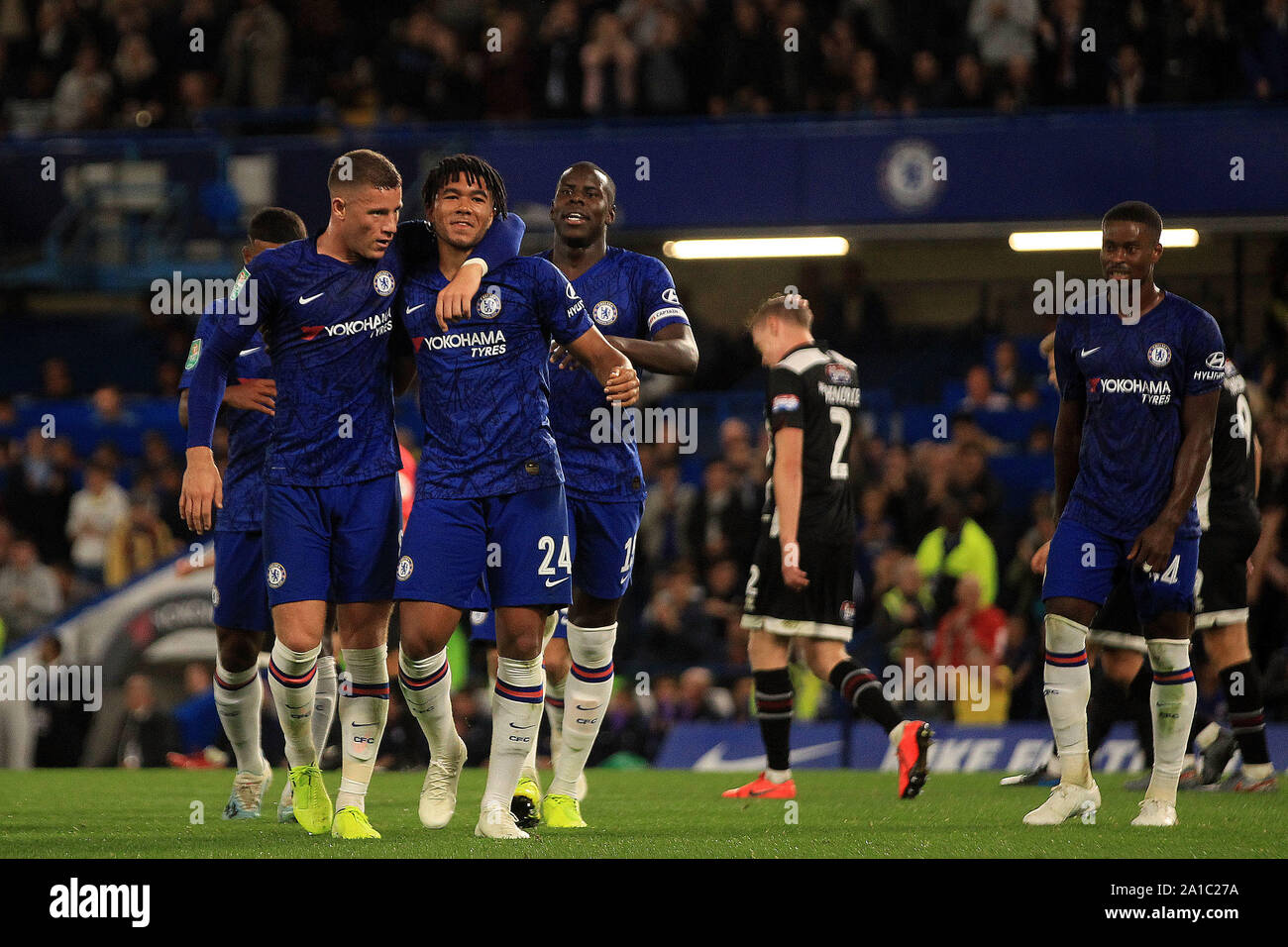 Londres, Royaume-Uni. 25 Septembre, 2019. James Reece de Chelsea (24) célèbre avec ses coéquipiers après avoir marqué son cinquième but de l'équipe. Carabao tasse tasse EFL, 3e tour, Chelsea v Grimsby Town à Stamford Bridge à Londres le mercredi 25 septembre 2019. Cette image ne peut être utilisé qu'à des fins rédactionnelles. Usage éditorial uniquement, licence requise pour un usage commercial. Aucune utilisation de pari, de jeux ou d'un seul club/ligue/dvd publications pic par Steffan Bowen/Andrew Orchard la photographie de sport/Alamy live news Crédit : Andrew Orchard la photographie de sport/Alamy Live News Banque D'Images