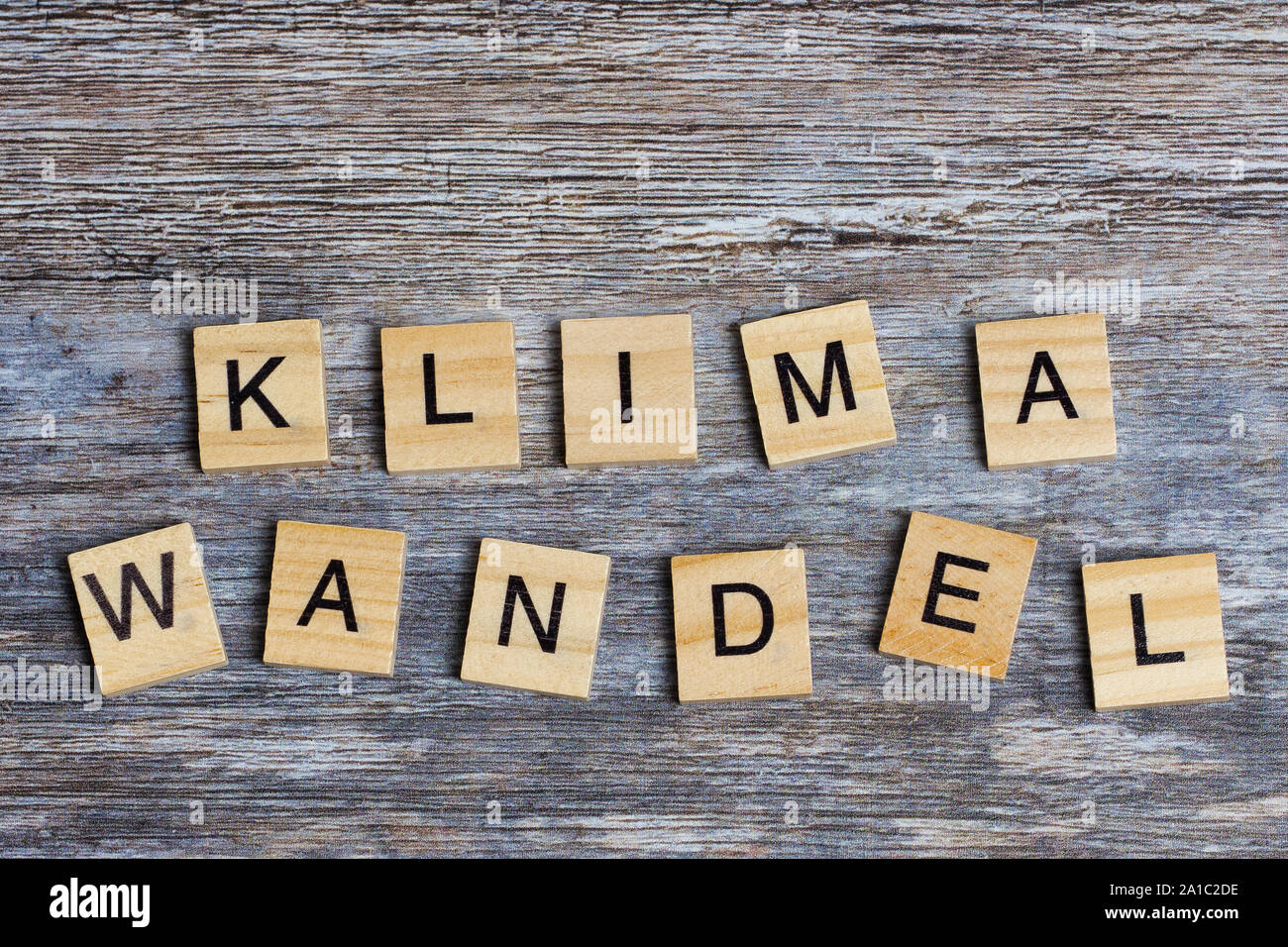 Le mot allemand signifie le changement climatique en anglais, portées avec des lettres majuscules sur fond de bois Banque D'Images