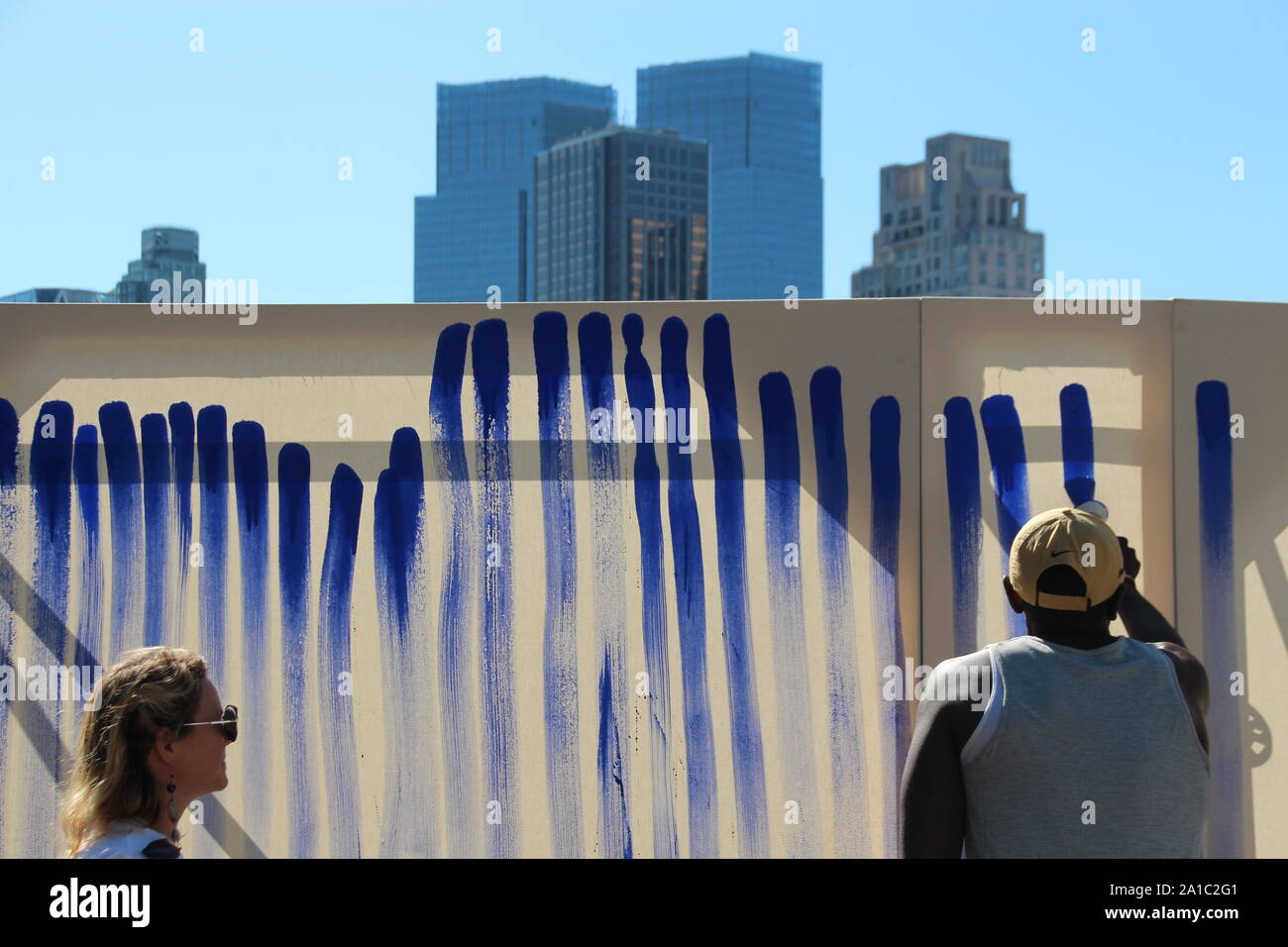 25 septembre 2019, nous : un artiste danois à New York veut rendre visible le souffle avec de longs traits de peinture bleue. Le projet est destiné à attirer l'attention sur le fait que "l'air que nous respirons est partie de notre monde commun et des changements climatiques", a déclaré l'artiste basé à Berlin, Jeppe Hein. À l'occasion du débat général de l'Organisation des Nations Unies, Hein d'abord créer des dizaines d'écrans haute-homme dans le siège des Nations Unies et depuis le mercredi à Central Park. Les passants ont été invités à peindre une ligne sur elle avec la peinture bleue de haut en bas l'air expiré. Le projet sera ensuite poursuivi dans d'autres villes. Photo : Christin Banque D'Images