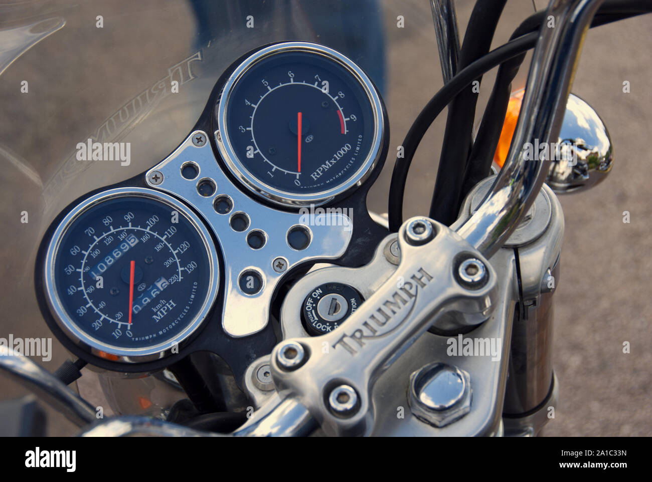 Tachymètre et compte-tours sur Triumph Motor cycle. Banque D'Images