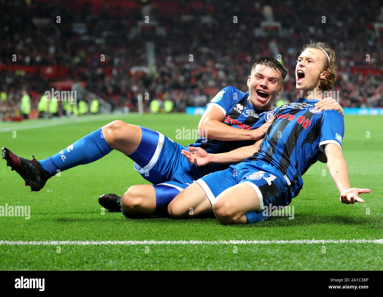 La Rochdale Luc Matheson (à droite) célèbre marquant son but premier du côté du jeu au cours de la troisième série, coupe du buffle match à Old Trafford, Manchester. Banque D'Images