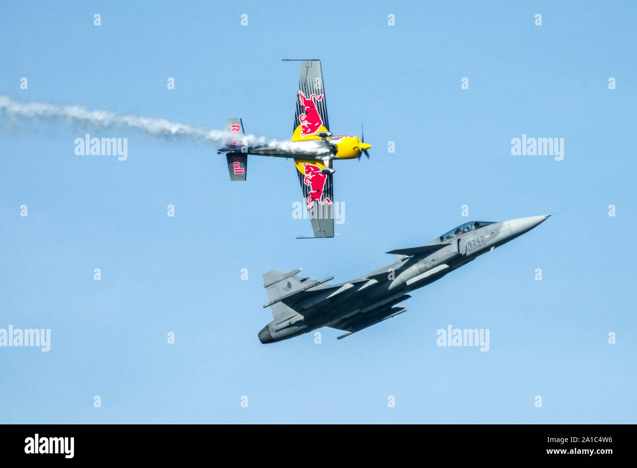 Équipe de démonstration, JAS-39C Gripen Saab, CPT. Ivo Kardos Czech Air Force, Martin Sonka Red Bull Extra 300 Banque D'Images