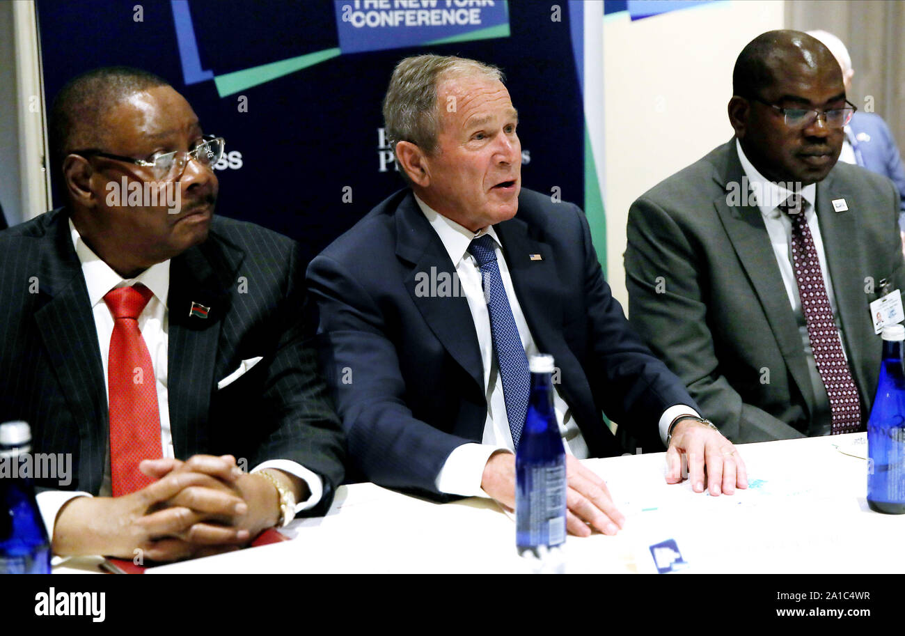 New York, États-Unis. 25 Septembre, 2019. L'ancien président américain George Bush rencontrera les dirigeants africains pour discuter de la progression du VIH/SIDA en Afrique, à la troisième édition annuelle de Bloomberg Global Business Forum tenu à l'hôtel Plaza à New York le mercredi, Septembre 25, 2019. Politiques et les dirigeants d'assister au forum discutons comment les effets des changements climatiques l'économie mondiale, et les solutions possibles à la crise. Monika Graff/UPI UPI : Crédit/Alamy Live News Banque D'Images