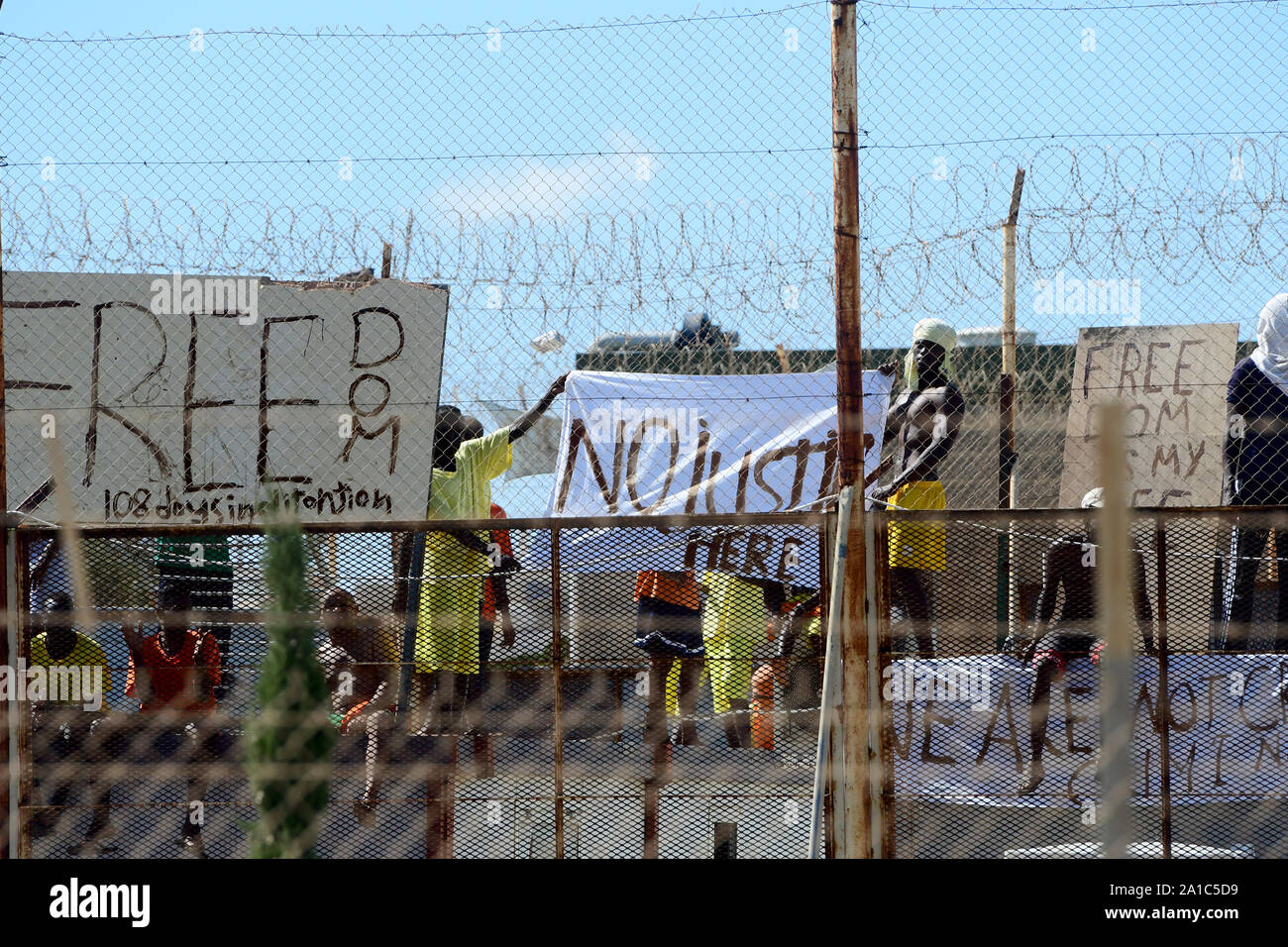 (190925) -- SAFI (Malte), 25 septembre 2019 (Xinhua) -- Les Migrants tenir des banderoles au cours d'une manifestation dans la région de Safi, Malte, le 25 septembre 2019. Les migrants actuellement détenu dans un centre de détention à Malte ont organisé une protestation demander la liberté mercredi. (Photo par Jonathan Borg/Xinhua) Banque D'Images