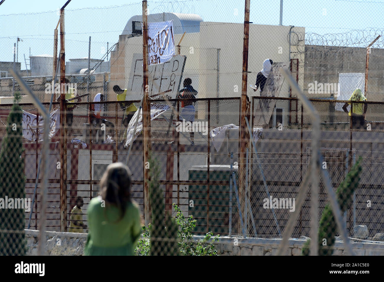 (190925) -- SAFI (Malte), 25 septembre 2019 (Xinhua) -- Les Migrants tenir des banderoles au cours d'une manifestation dans la région de Safi, Malte, le 25 septembre 2019. Les migrants actuellement détenu dans un centre de détention à Malte ont organisé une protestation demander la liberté mercredi. (Photo par Jonathan Borg/Xinhua) Banque D'Images