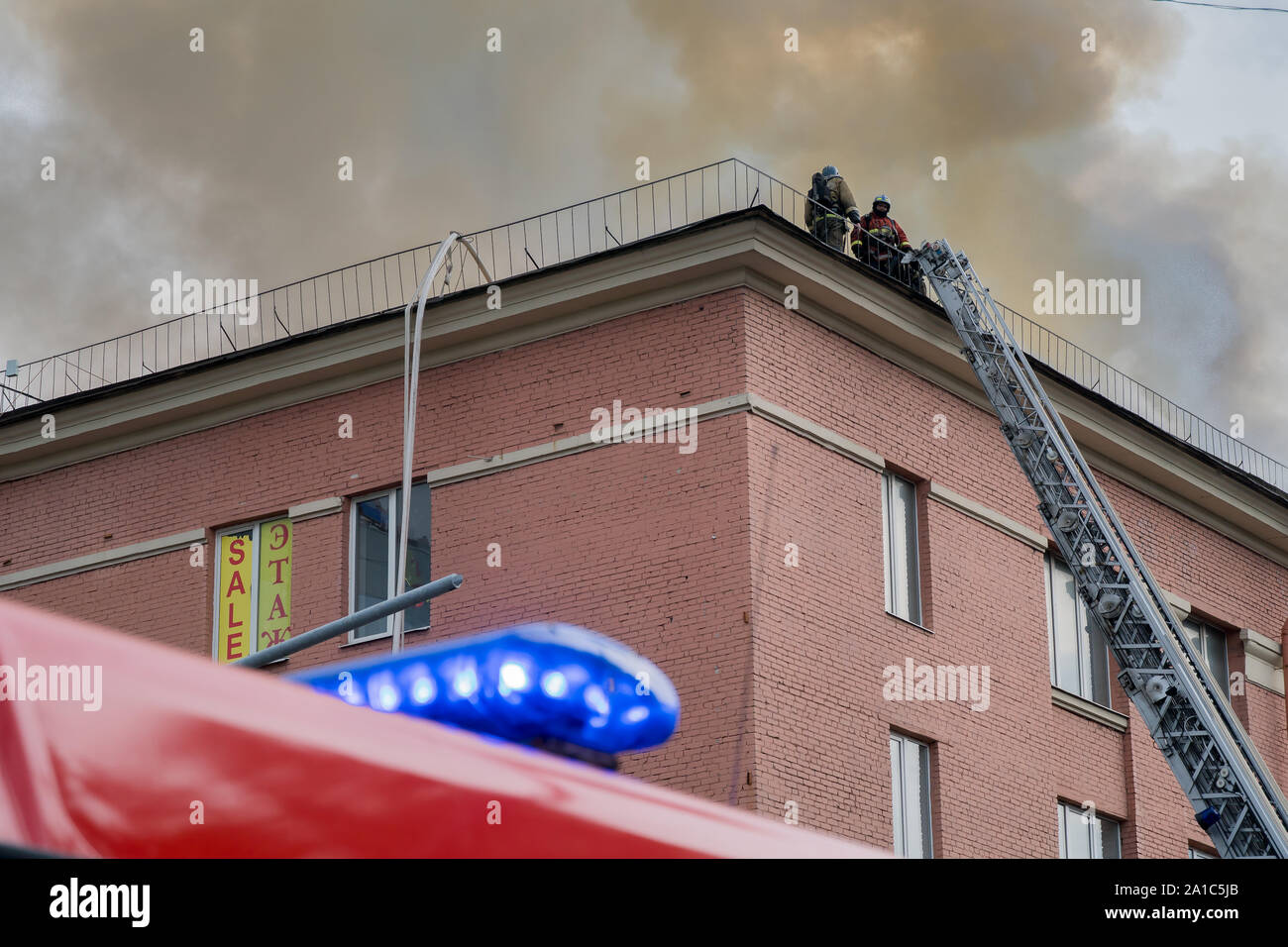 Saint-pétersbourg, Russie - le 14 août 2019 - Incendie dans le centre de bureau 'Leningrad', les pompiers et les services d'urgence sur les lieux Banque D'Images