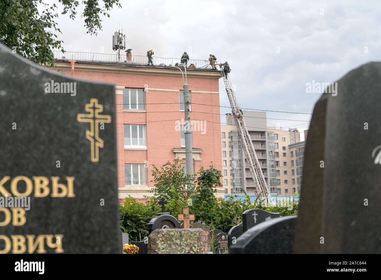 Saint-pétersbourg, Russie - le 14 août 2019 - Incendie dans le centre de bureau 'Leningrad', les pompiers et les services d'urgence sur les lieux Banque D'Images