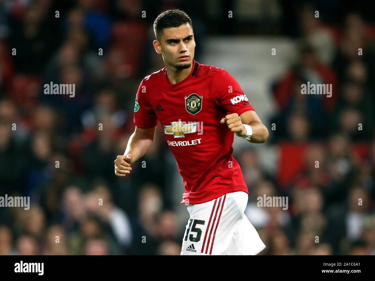 Manchester United, Andreas Pereira célèbre son coup de pied de pénalité au cours de la troisième série, coupe du buffle match à Old Trafford, Manchester. Banque D'Images