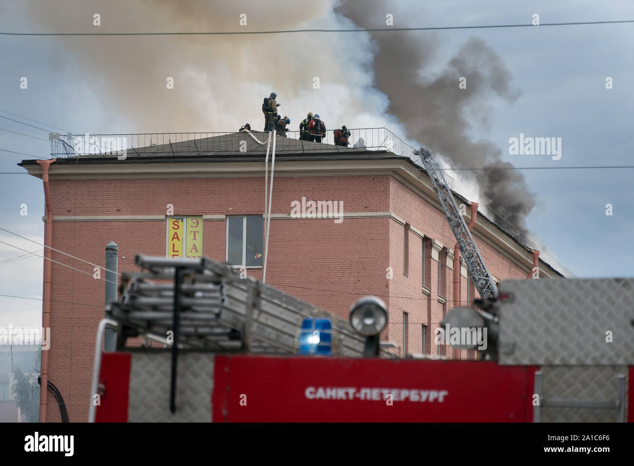 Saint-pétersbourg, Russie - le 14 août 2019 - Incendie dans le centre de bureau 'Leningrad', les pompiers et les services d'urgence sur les lieux Banque D'Images