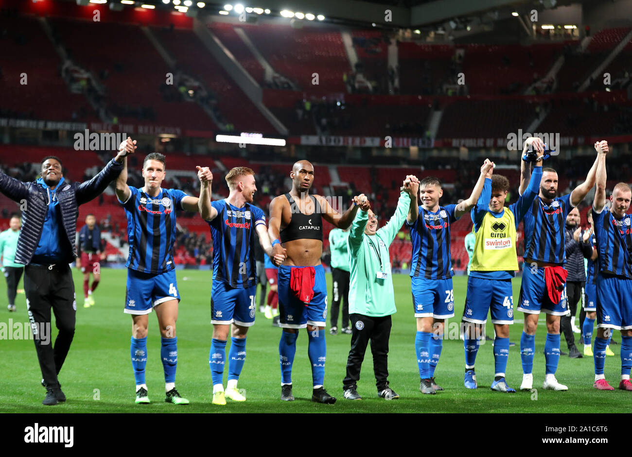 Les joueurs de Rochdale applaudir les fans après le coup de sifflet final lors de la Coupe du buffle, troisième tour match à Old Trafford, Manchester. Banque D'Images