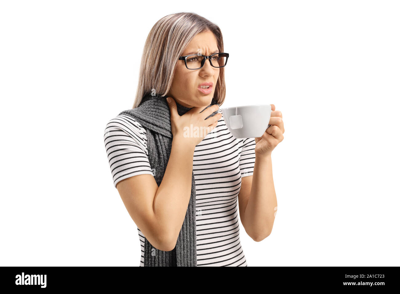 Jeune femme avec un mal de gorge ayant un plateau isolé sur fond blanc Banque D'Images