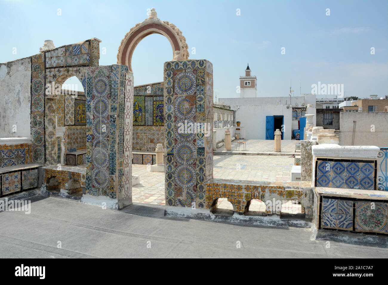 Les carreaux de céramique du 17ème siècle contenant de l'art islamique sur le toit d'un bâtiment dans la médina (vieille ville) de Tunis, Tunisie Banque D'Images