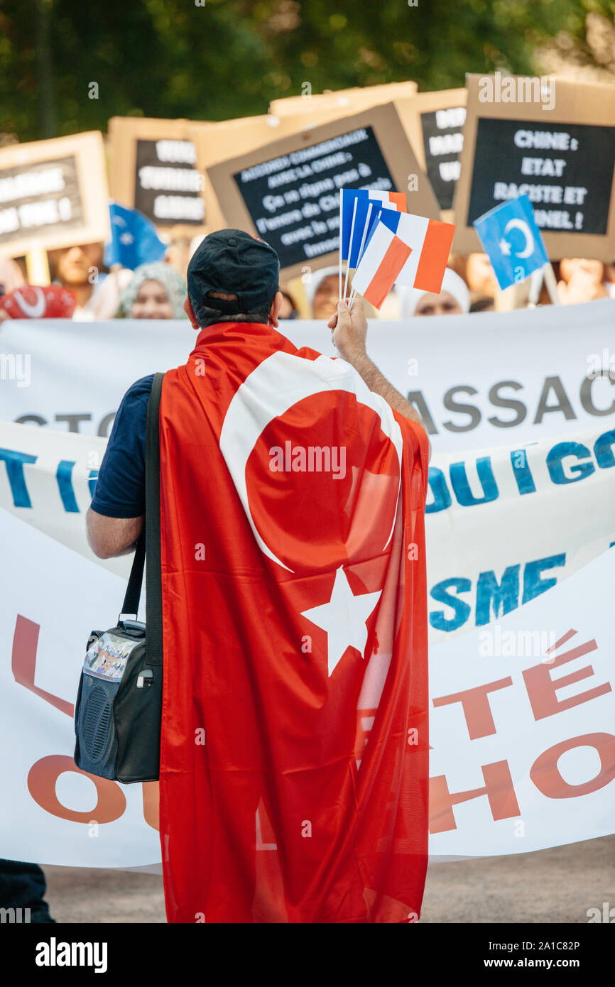 STRASBOURG, FRANCE - 11 juillet 2015 : un homme portant un drapeau de la Turquie et la tenue de drapeaux français - Uyghur des militants des droits de participer à une manifestation pour protester contre la politique du gouvernement chinois en Uyghur Banque D'Images