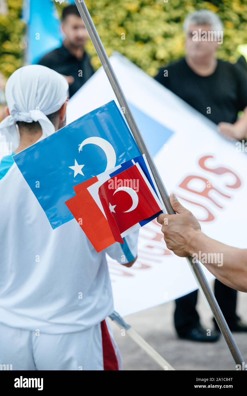 STRASBOURG, FRANCE - 11 juillet 2015 : drapeau du Turkestan oriental et de la Turquie - drapeau Uyghur des militants des droits de participer à une manifestation pour protester contre la politique du gouvernement chinois en Uyghur Banque D'Images