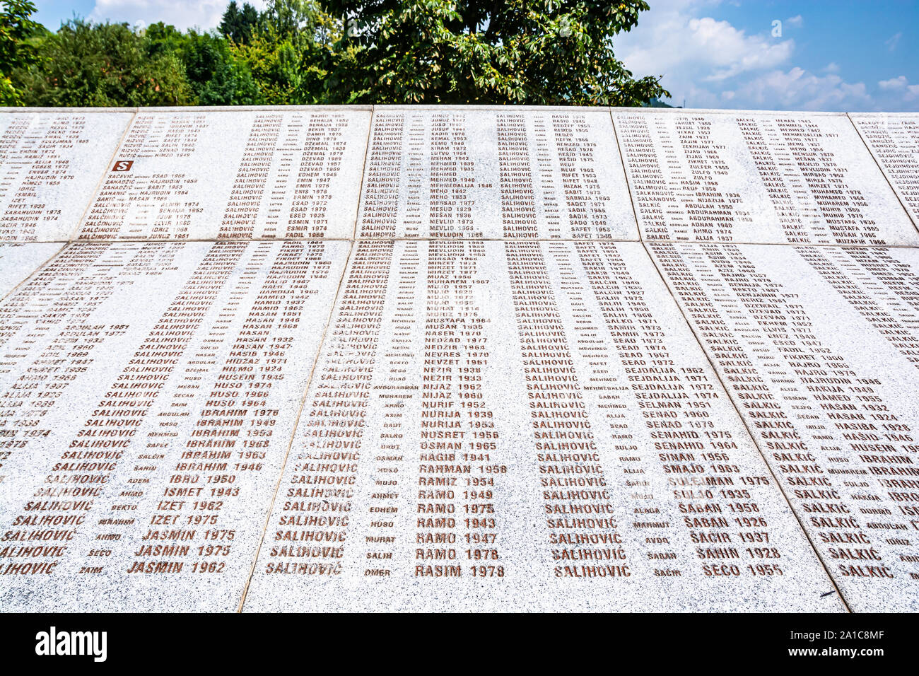 Potocari, Bosnie-Herzégovine - 31 juillet, 2019. Liste des victimes lors du massacre de Srebrenica genocida Banque D'Images