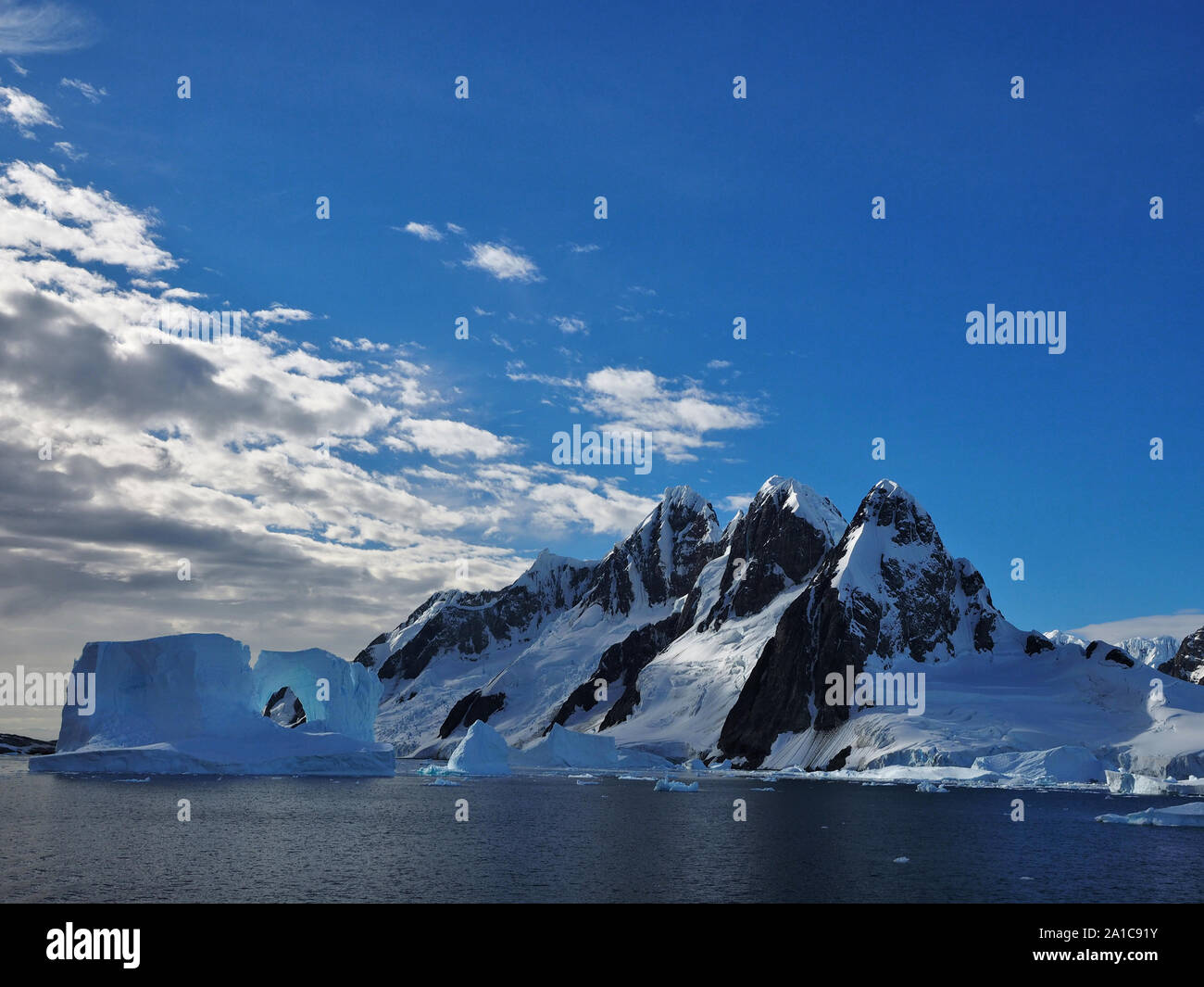 La péninsule antarctique Iceberg Arch Paysage Mer Banque D'Images