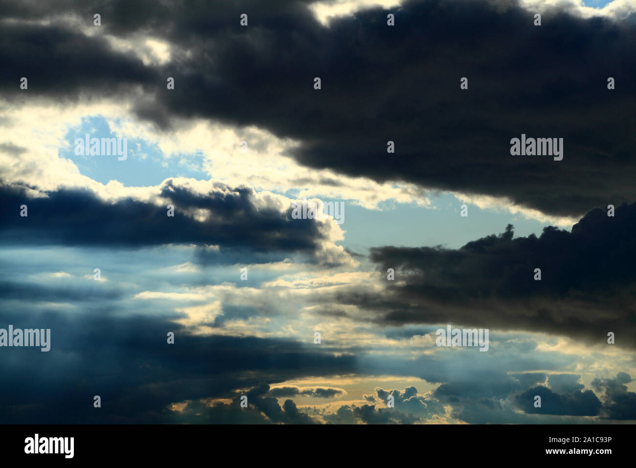 Sombre, noir, nuage, nuages, pluie, tempête, approche de formation, météo, ciel, sky, météorologie Banque D'Images