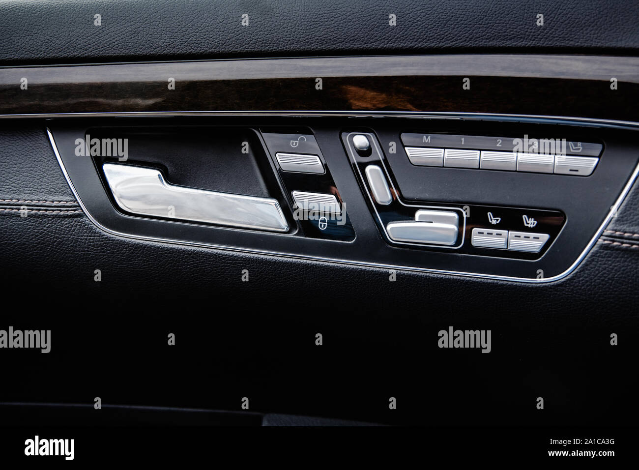 Poignée d'ouverture et de mécanismes de contrôle sur la garniture de porte d'une voiture de classe affaires avec une faible profondeur de champ Banque D'Images