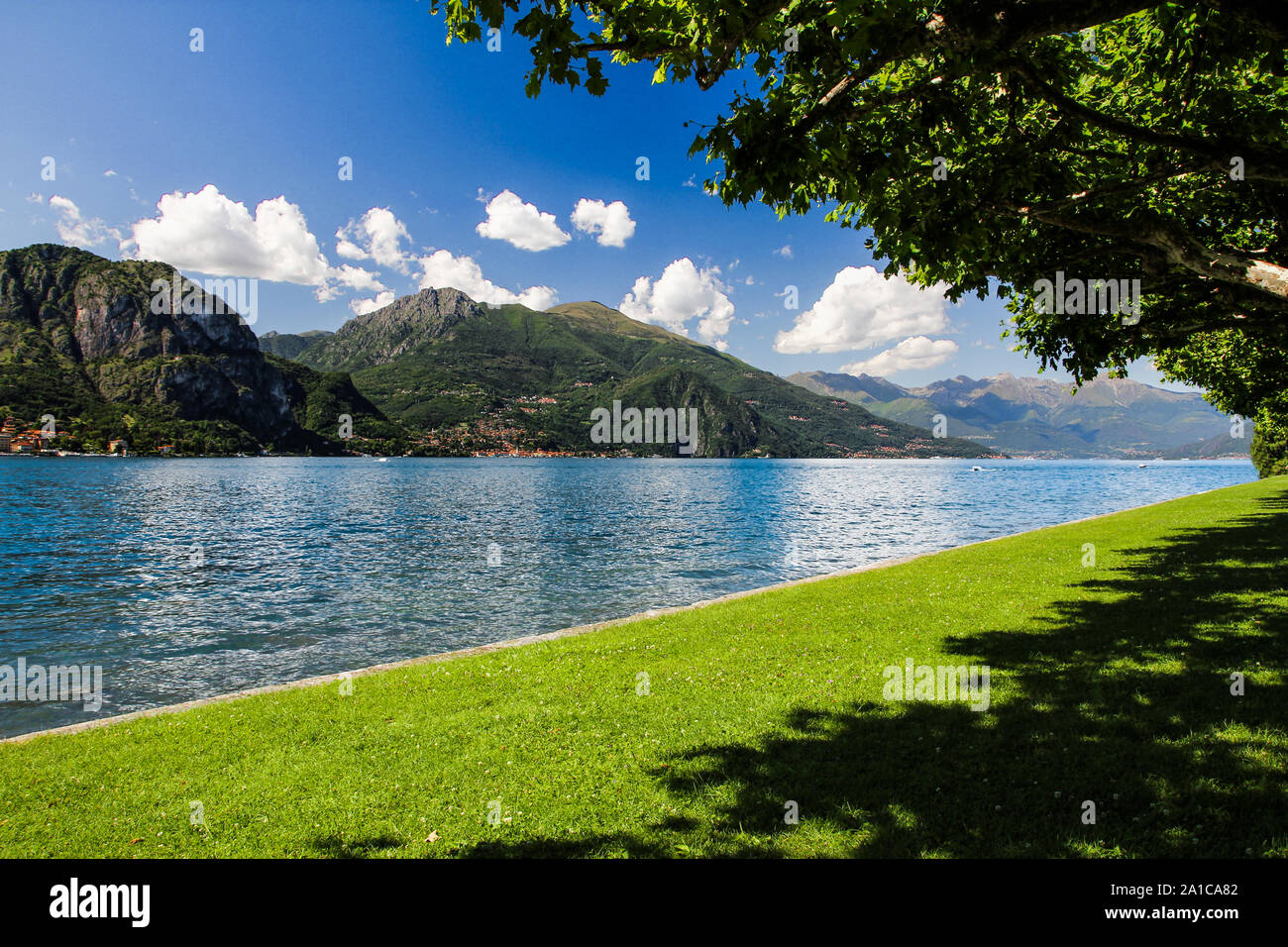 Vue sur le lac de Côme en Italie avec les montagnes environnantes Banque D'Images