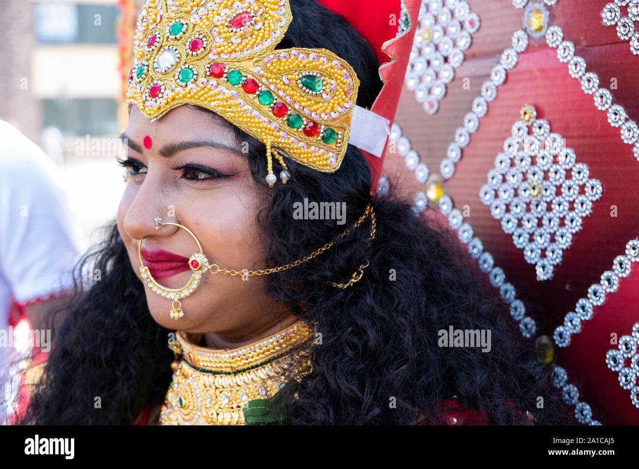 Une belle femme hindoue portant un anneau dans le nez habillé en Mariammaa Madrassi à la Parade pour l'unité dans la communauté. Dans le Queens, New York. Banque D'Images