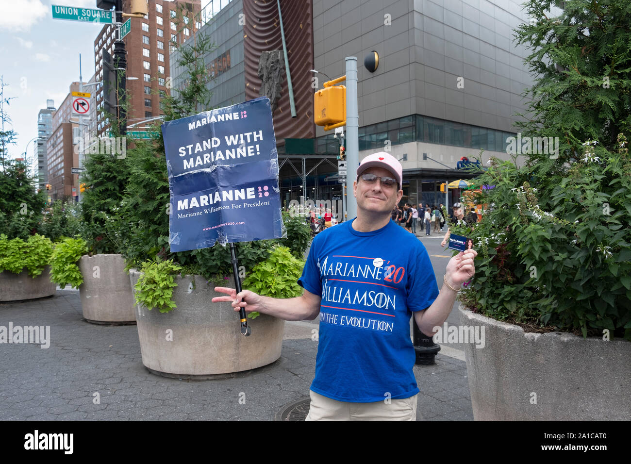 Un homme d'âge moyen des campagnes pour Marianne Williamson, un opprimé parti démocratique, candidat à la présidence. Dans la région de Union Square Park, à Manhattan, New York. Banque D'Images