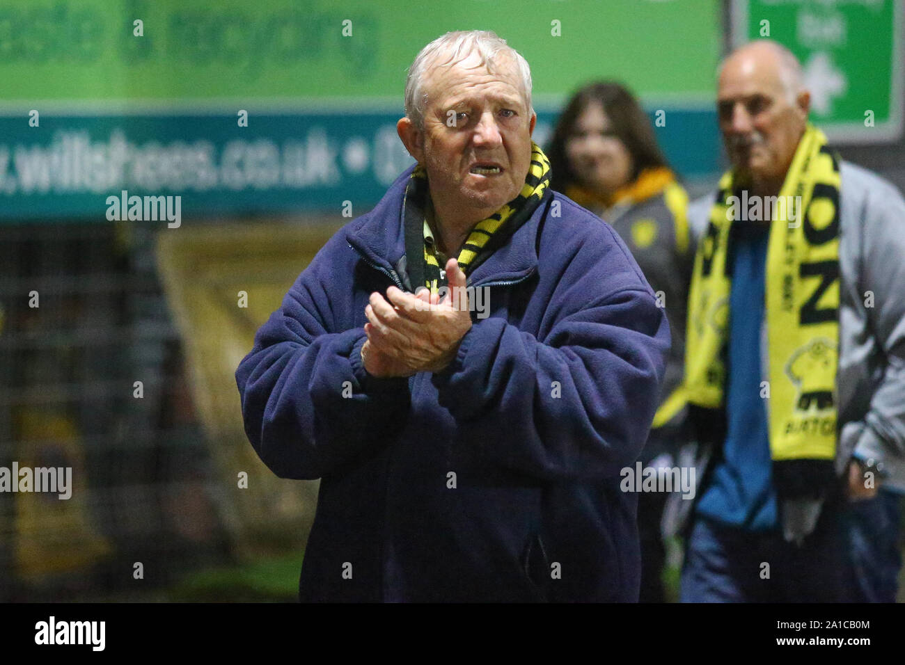 Burton upon Trent, Royaume-Uni. 25 Septembre, 2019. Burton fans célèbrent la victoire pendant le match de coupe entre EFL Carabao Burton Albion et Bournemouth au stade de Pirelli, Burton upon Trent, Angleterre le 25 septembre 2019. Photo par Mick Haynes. Usage éditorial uniquement, licence requise pour un usage commercial. Aucune utilisation de pari, de jeux ou d'un seul club/ligue/dvd publications. Credit : UK Sports Photos Ltd/Alamy Live News Banque D'Images