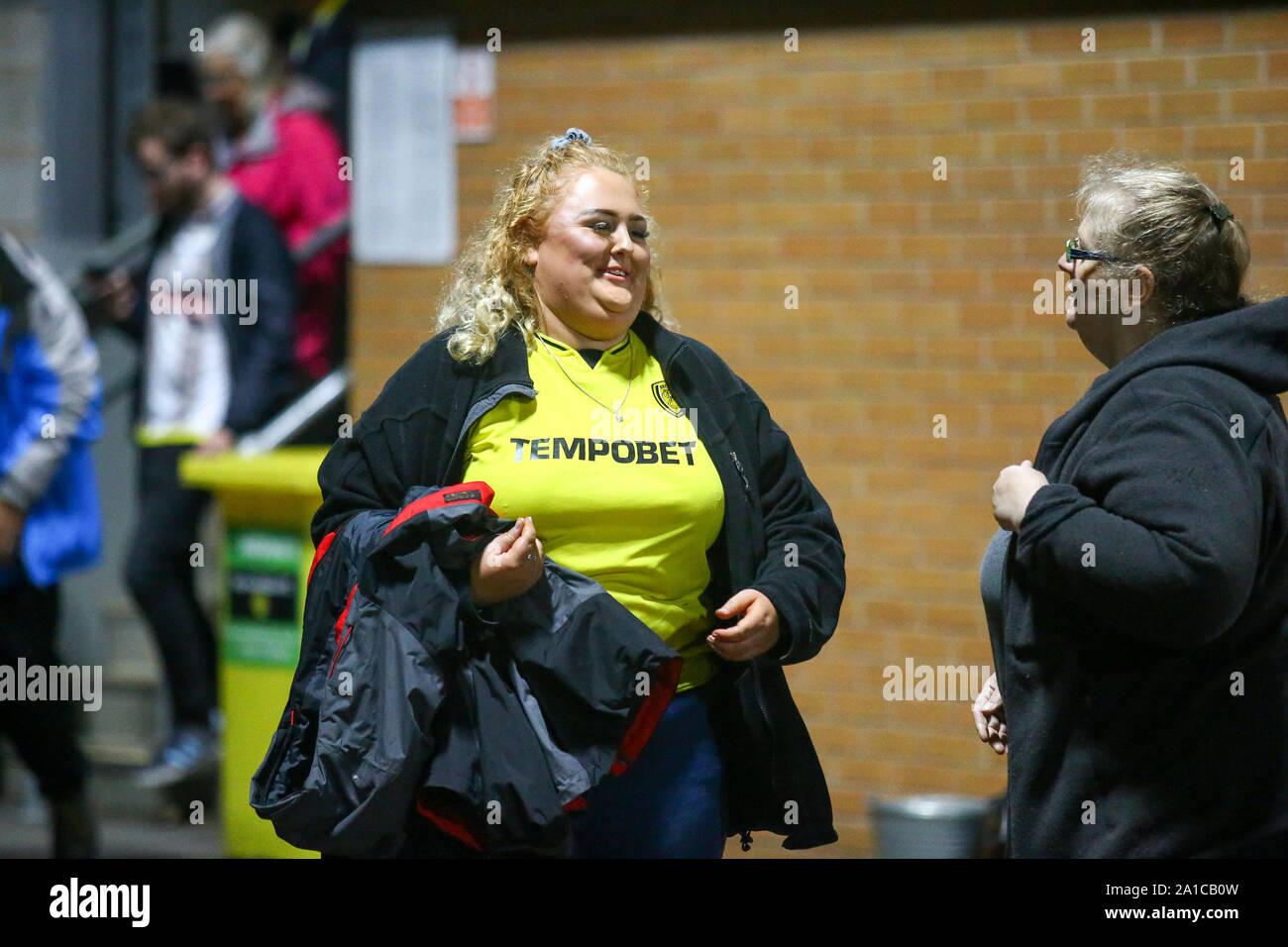 Burton upon Trent, Royaume-Uni. 25 Septembre, 2019. Burton fans célèbrent la victoire pendant le match de coupe entre EFL Carabao Burton Albion et Bournemouth au stade de Pirelli, Burton upon Trent, Angleterre le 25 septembre 2019. Photo par Mick Haynes. Usage éditorial uniquement, licence requise pour un usage commercial. Aucune utilisation de pari, de jeux ou d'un seul club/ligue/dvd publications. Credit : UK Sports Photos Ltd/Alamy Live News Banque D'Images