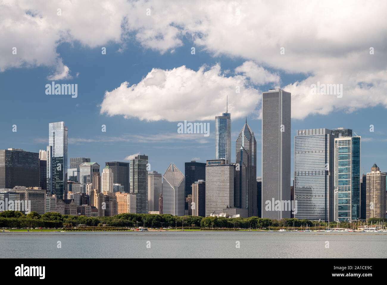 Horizon de Chicago et le lac Michigan sur un jour nuageux Banque D'Images