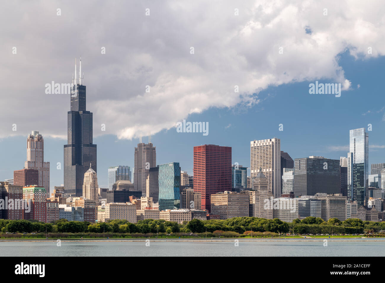 Horizon de Chicago et le lac Michigan sur un jour nuageux Banque D'Images