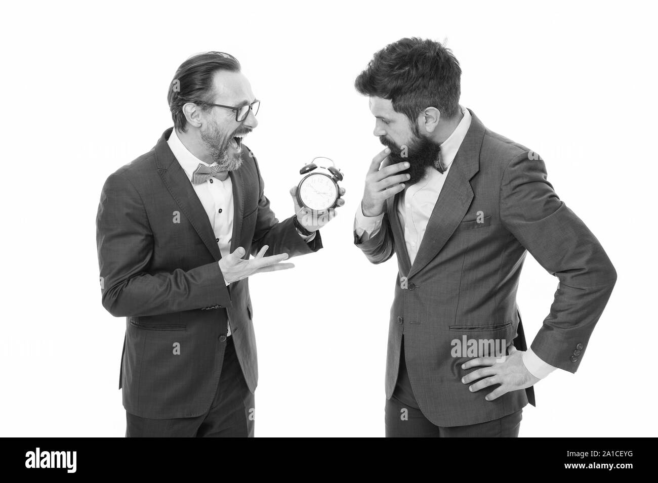 Encourager la discipline. Les gens d'affaires de vêtements formels ayant différents avis sur le temps. La gestion du temps et de la discipline. Améliorer la ponctualité. L'homme l'expérience de soins de l'horloge sur l'utilisation efficace du temps. Banque D'Images
