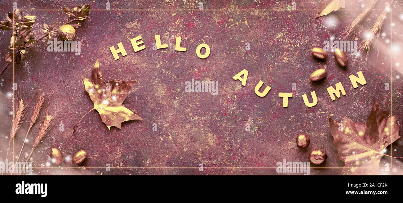 Mise à plat de l'automne avec les feuilles d'or peint et le texte 'Bonjour' sur bacgkrdound texturé brun foncé. Image panoramique avec cadre et de superpositions, Banque D'Images