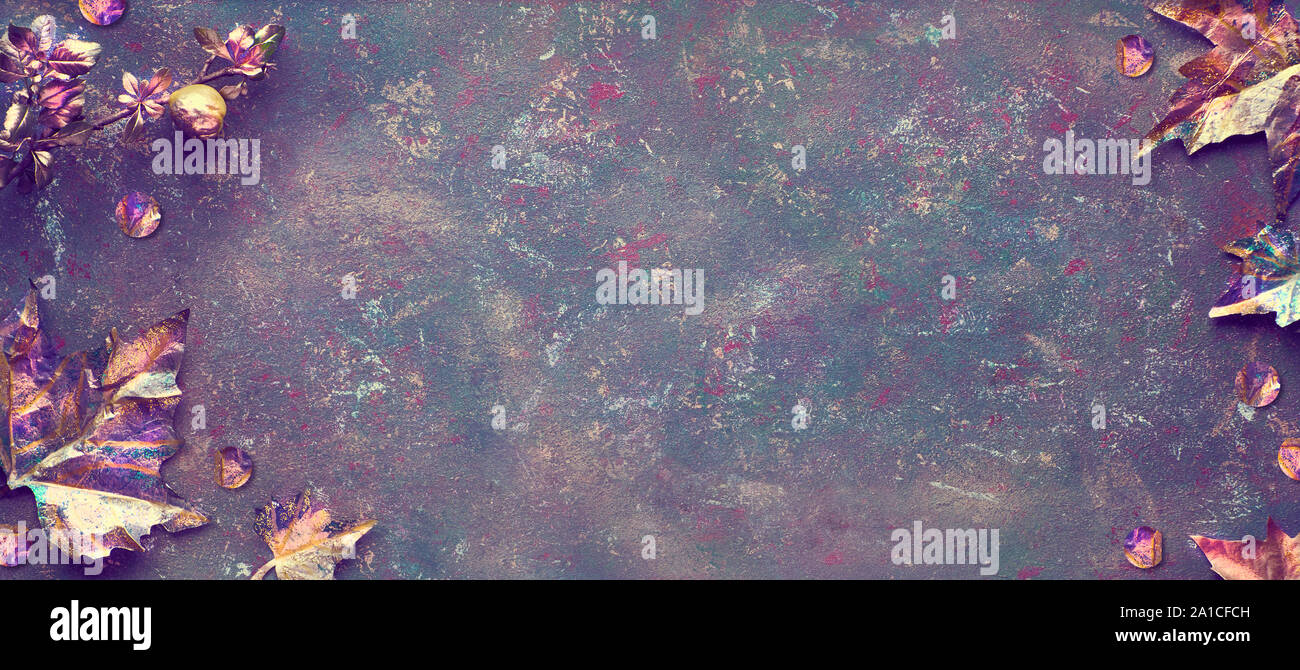 Mise à plat de l'automne avec les feuilles d'or peint sur bacgkrdound texturé noir. Image panoramique, la composition avec bannière copier-espace. Banque D'Images