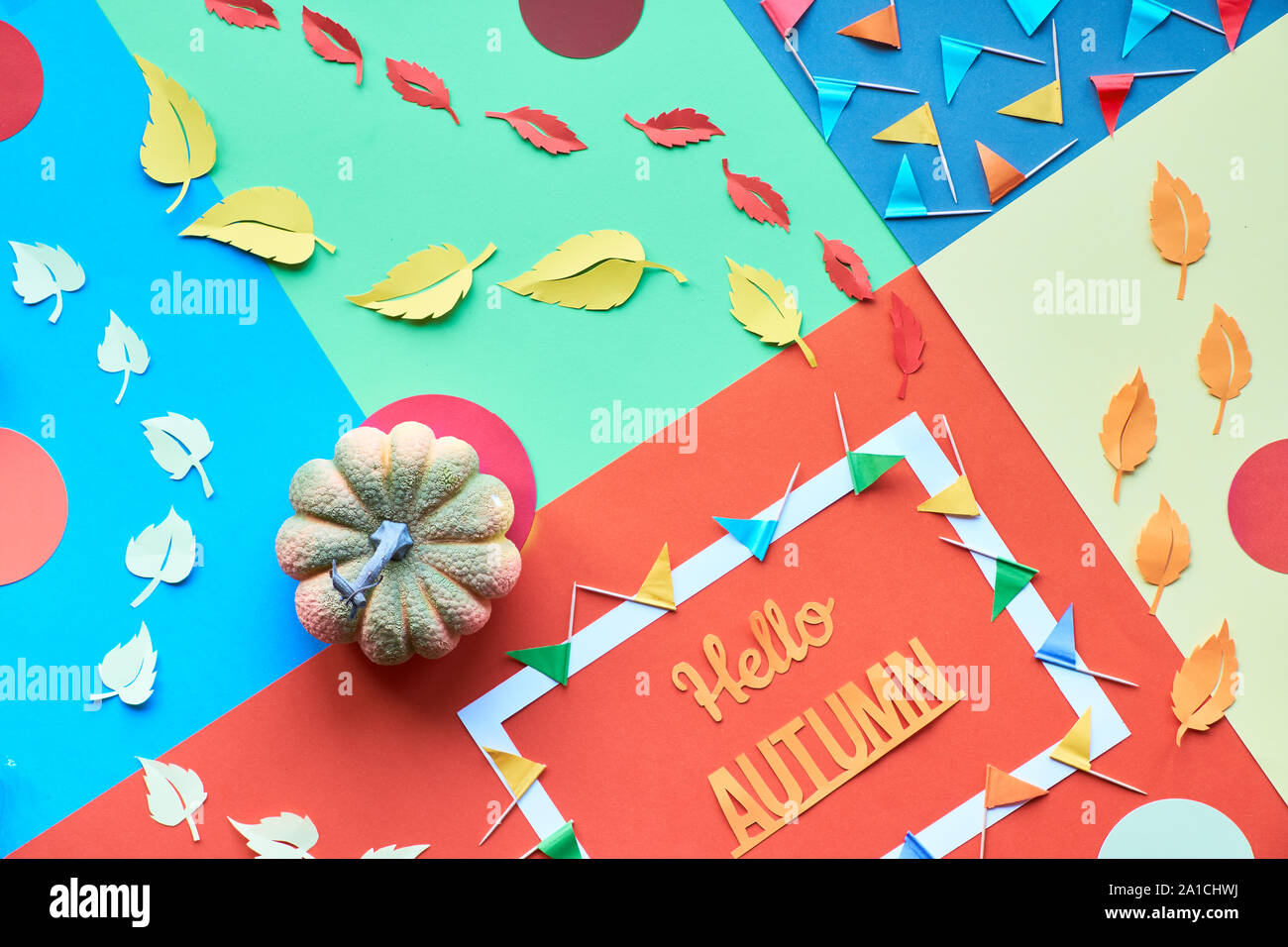 Géométrique orné Collection automne télévision lay, créations en papier. Arrangement diagonal avec les feuilles d'automne, glags et cercles sur du papier de couleur pastel, texte 'Bonjour' Banque D'Images