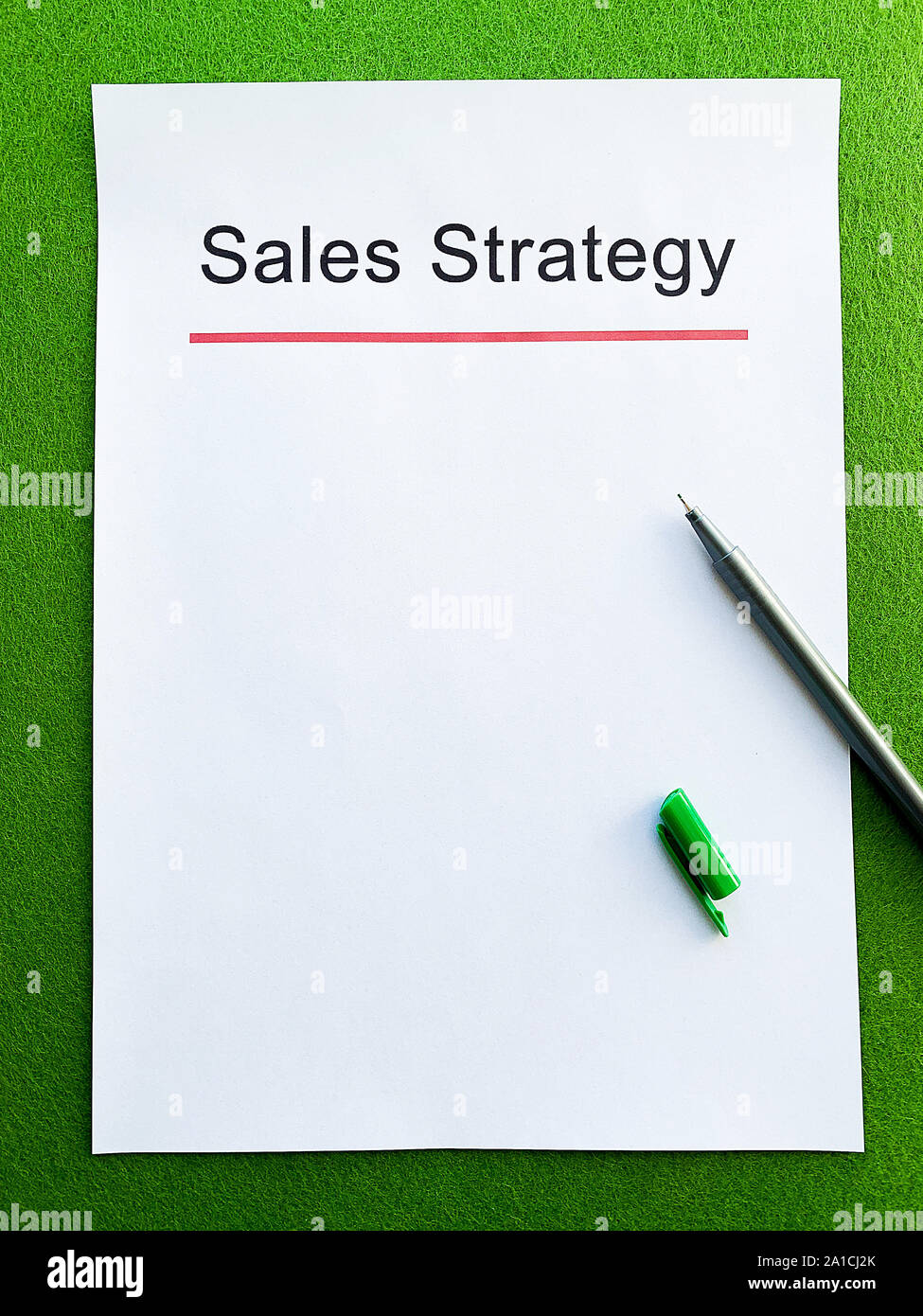 Stratégie de vente de papier avec du texte sur le tableau vert. Banque D'Images