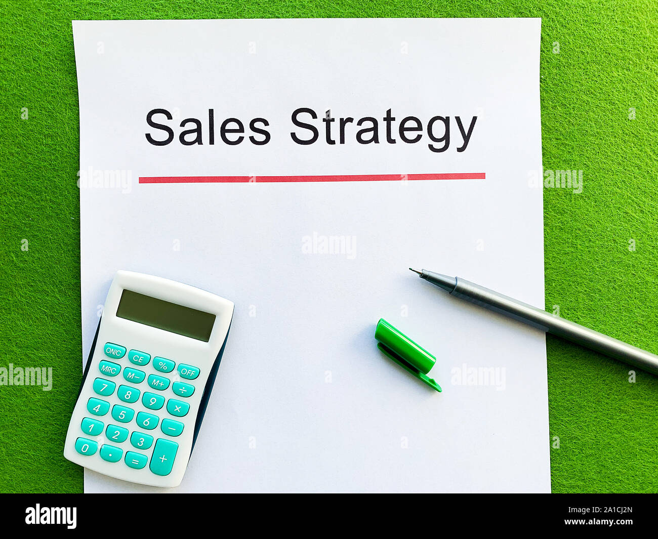 Stratégie de vente de papier avec du texte sur le tableau vert. Banque D'Images