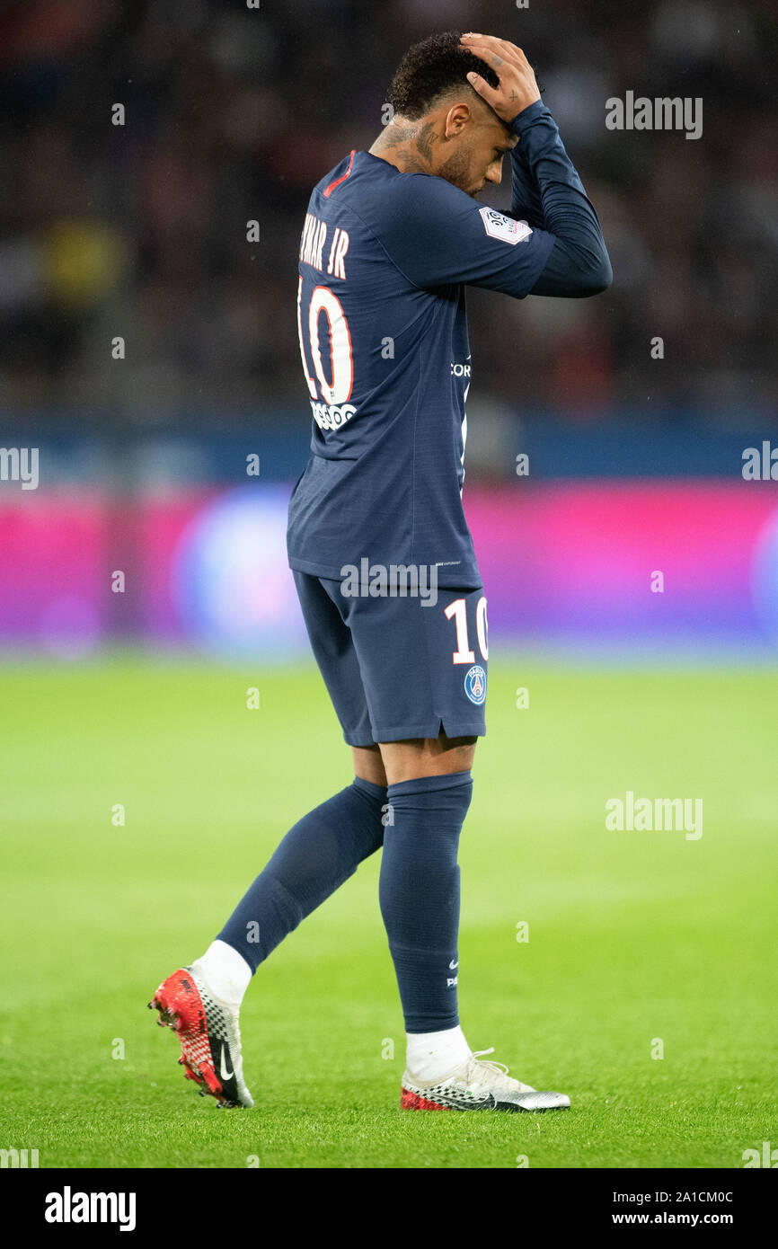 Paris. 25 Septembre, 2019. Jr Neymar de Paris Saint-Germain réagit au cours  d'une saison
