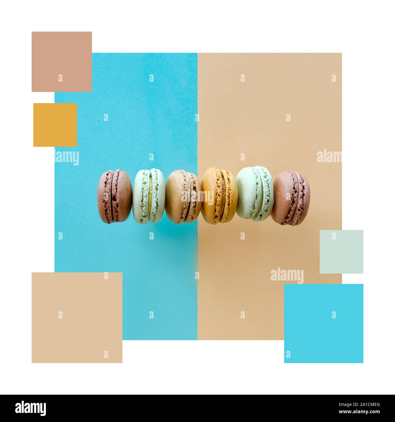 La correspondance des couleurs de palette complémentaires télévision lay image de macarons, de mise à plat sur papier bleu clair et beige background Banque D'Images