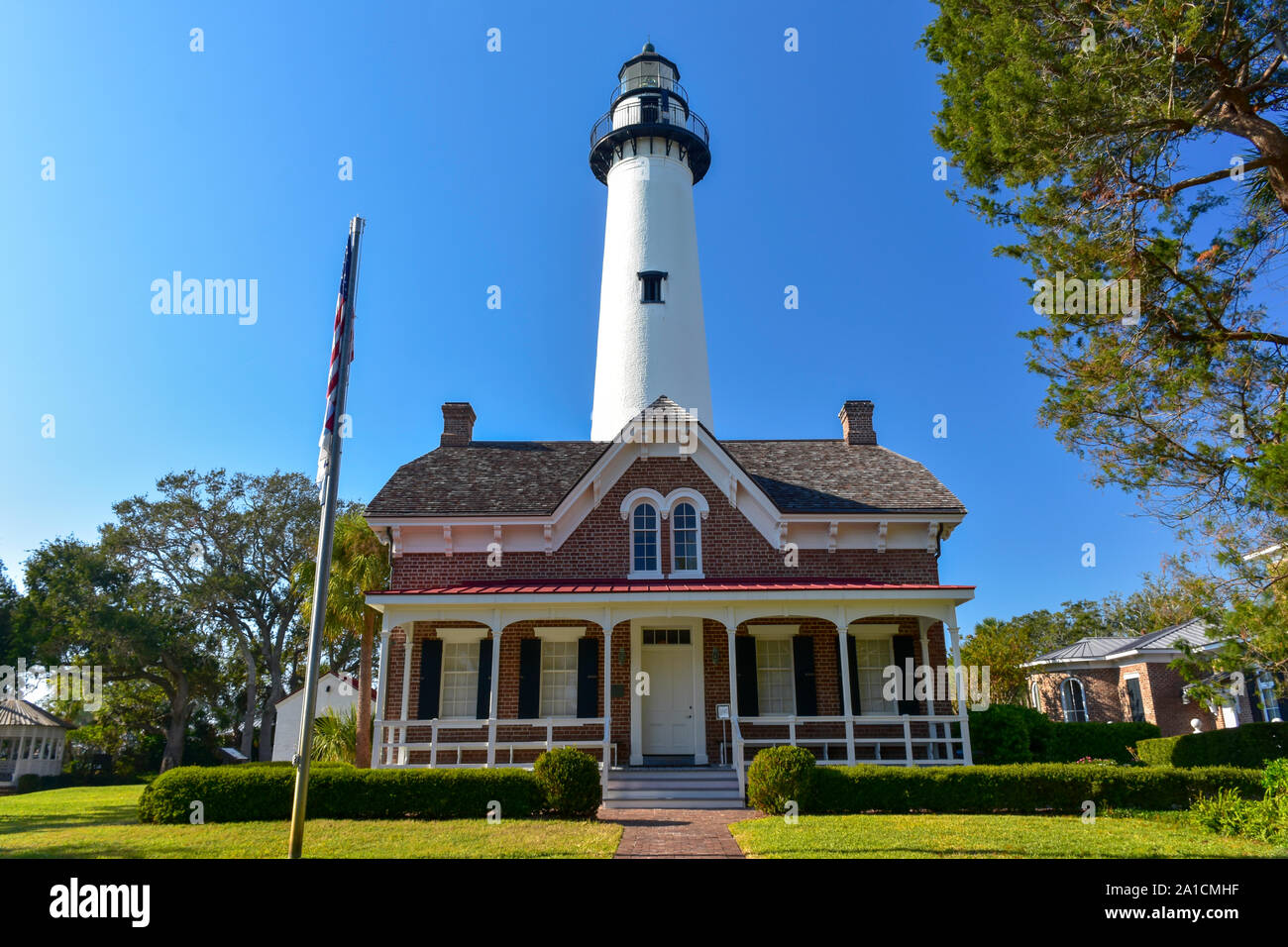 Le fleuve Simons Island lighthouse and museum est un site historique de charme à visiter hors des sentiers battus dans la côte de la Géorgie îles d'or. Banque D'Images Le fleuve Simons Island lighthouse and museum est un site historique de charme à visiter hors des sentiers battus dans la côte de la Géorgie îles d'or. Banque D'Images