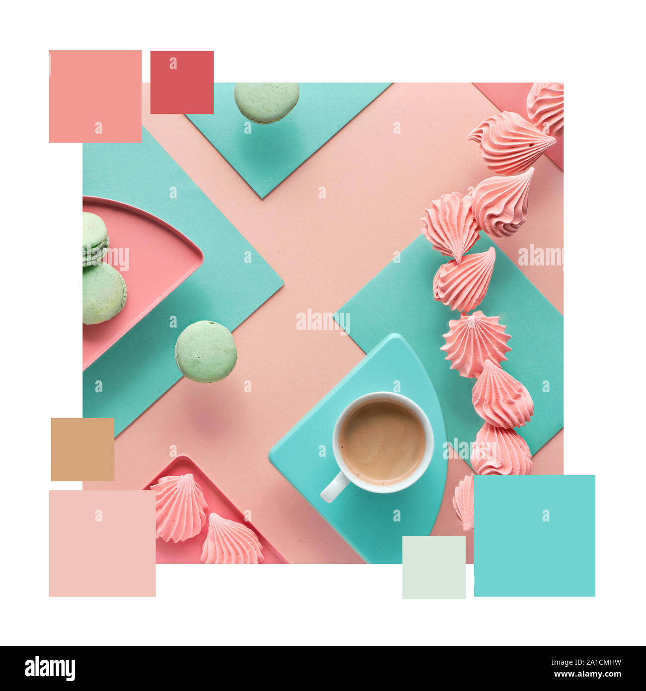 La palette des couleurs de l'image géométrique complémentaire avec le café, les guimauves et macarons sur fond de papier de couleur pêche, menthe et rose col Banque D'Images