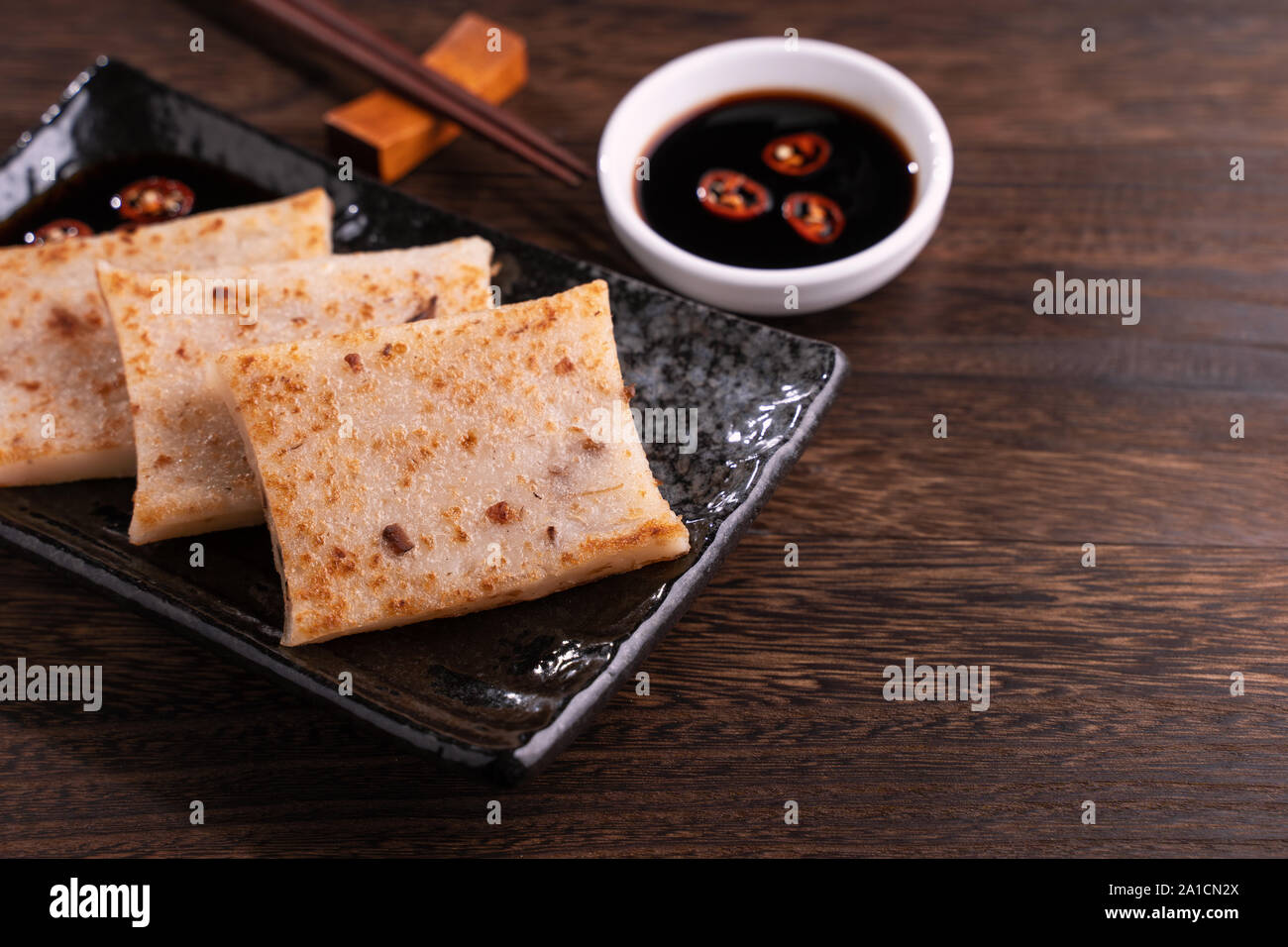 Delicieux Gateau De Navet Radis Chinois Plat Local Traditionnel Gateau Au Restaurant Avec De La Sauce Soja Et De Baguettes Close Up Copiez L Espace Photo Stock Alamy