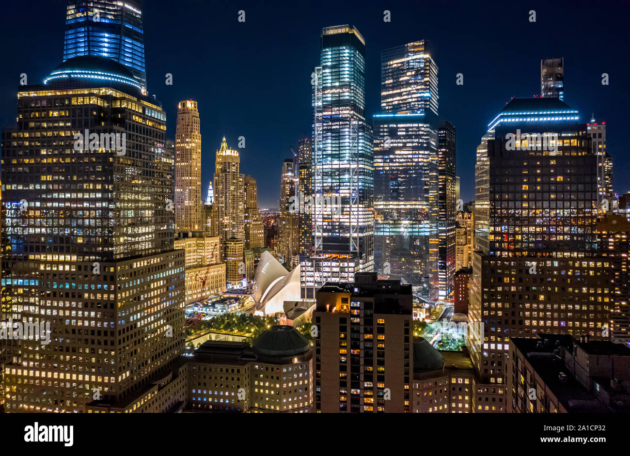Drone aérien vue sur New York skyscrapers at night Banque D'Images