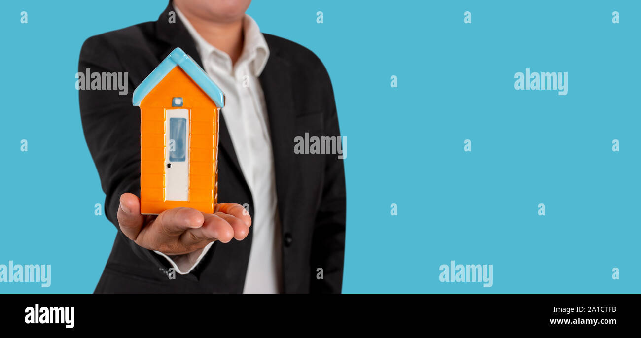 Femme hand holding house model, agent immobilier. L'assurance des biens, à la sécurité et cosy home concept. Copier l'espace. Banner Banque D'Images