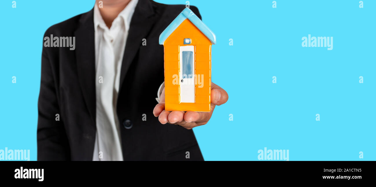 Femme hand holding house model, agent immobilier. L'assurance des biens, à la sécurité et cosy home concept. Copier l'espace. Banner Banque D'Images