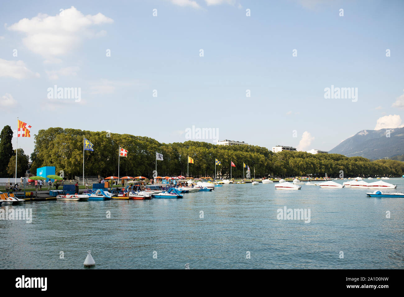 Bateaux le long de la promenade Jacquet sur un jour d'été par le Lac d'Annecy à Annecy, Haute-Savoie, Auvergne-Rhône-Alpes, France. Banque D'Images