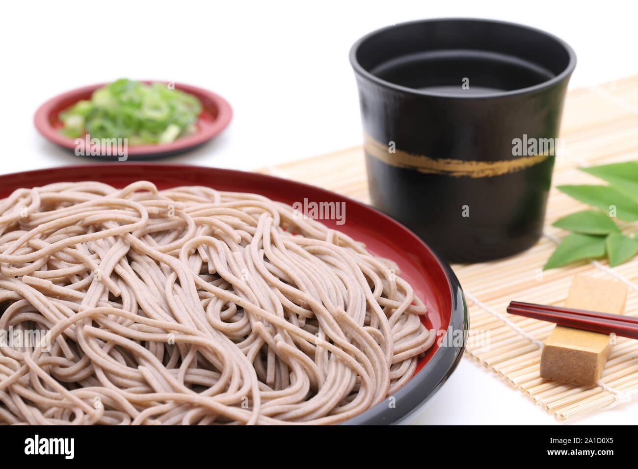 Japanese Zaru soba noodles sur plaque de bois Banque D'Images