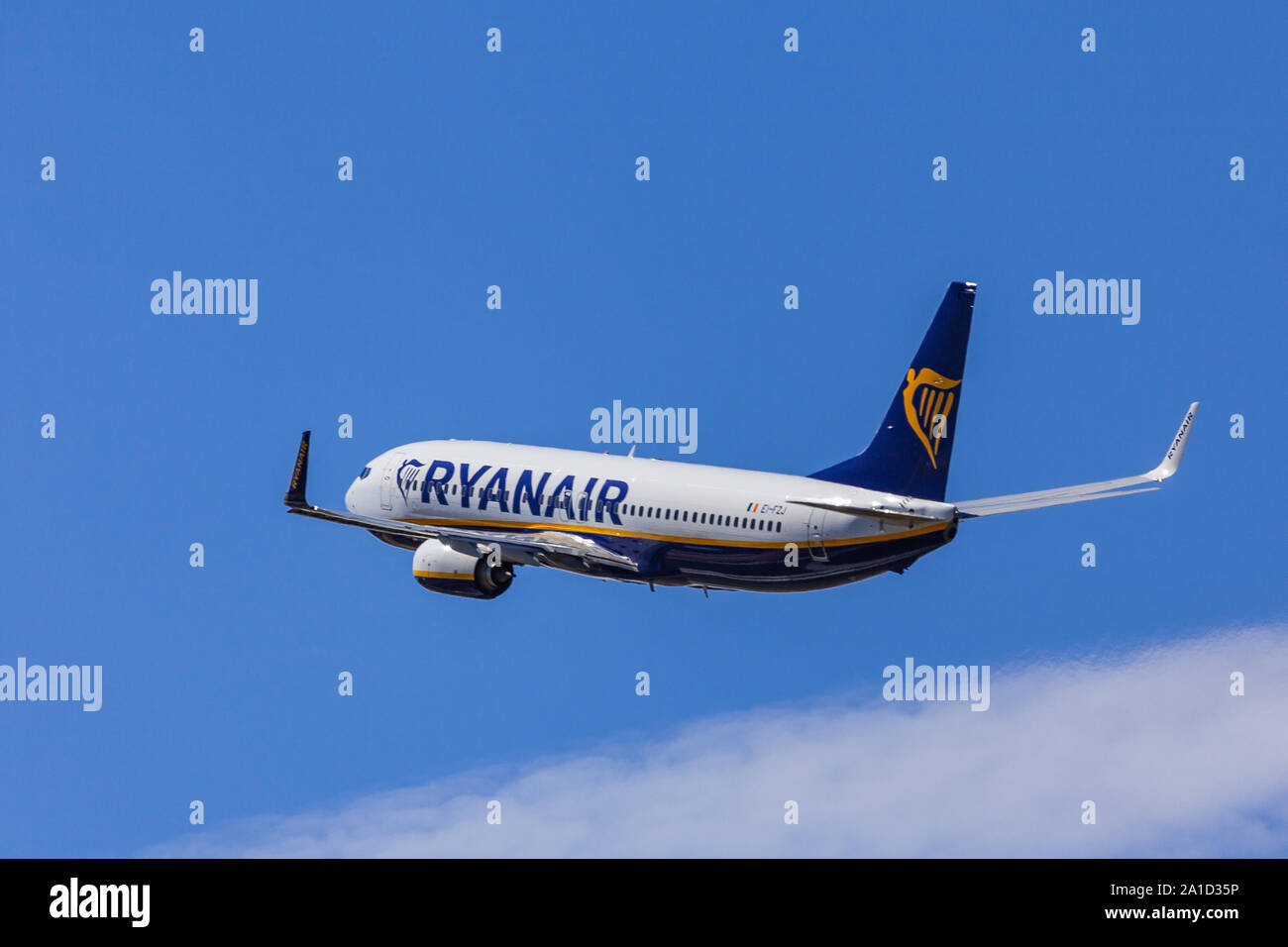 République tchèque, Prague - 2018/07/07 : décollage de l'aéroport de Prague, Vaclav Havel, aiplane Ryanair Boeing 737-8, comme dans l'air, battant Banque D'Images